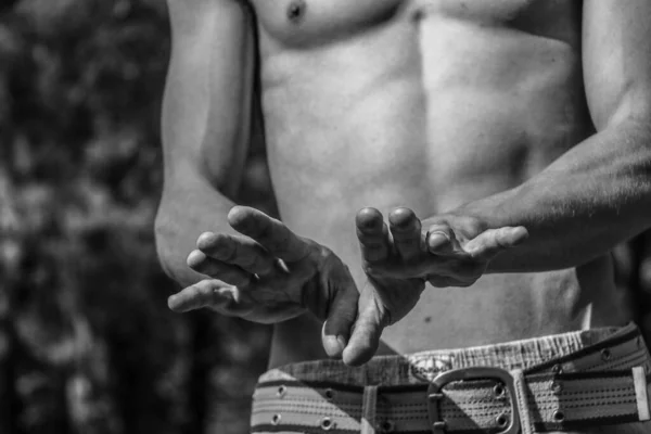 Mužské Ruce Close Černobílý Obraz Svalnatého Muže Atletické Tělo Krásné — Stock fotografie