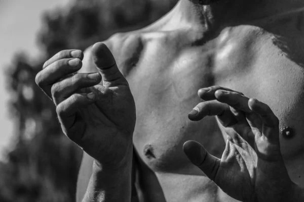 男性の手を閉じる筋肉の男 運動体 筋肉の美しい男性形 救済の黒と白の画像 美しく強く柔軟な体 セクシーな魅力 — ストック写真