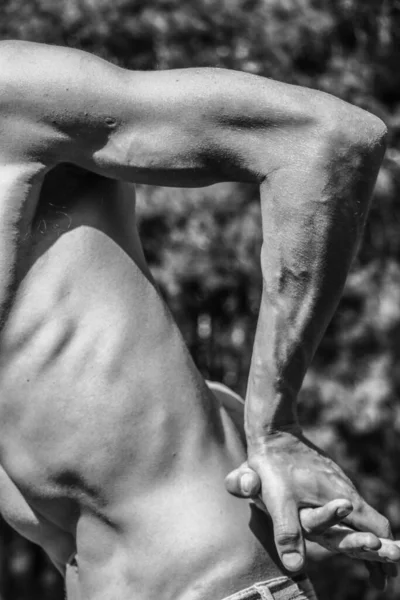 男性の手を閉じる筋肉の男 運動体 筋肉の美しい男性形 救済の黒と白の画像 美しく強く柔軟な体 セクシーな魅力 — ストック写真