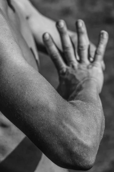 Mãos Masculinas Close Imagem Preto Branco Homem Musculoso Corpo Atlético — Fotografia de Stock