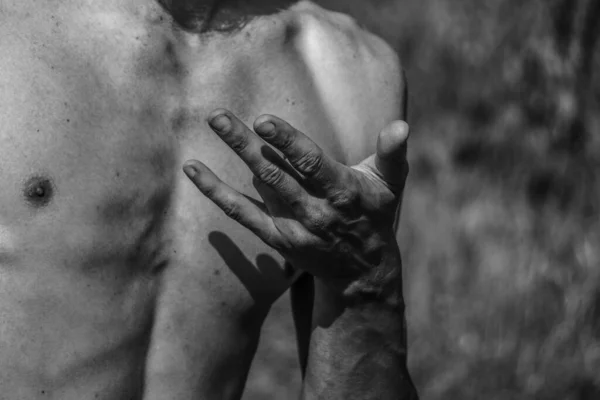 Mężczyzna Ręce Zbliżenie Czarno Biały Obraz Muskularny Mężczyzna Atletyczny Ciało — Zdjęcie stockowe