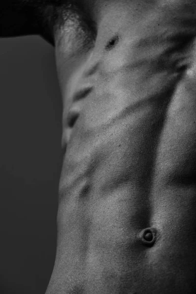 Torso Masculino Ombligo Pecho Hombros Primer Plano Imagen Blanco Negro — Foto de Stock