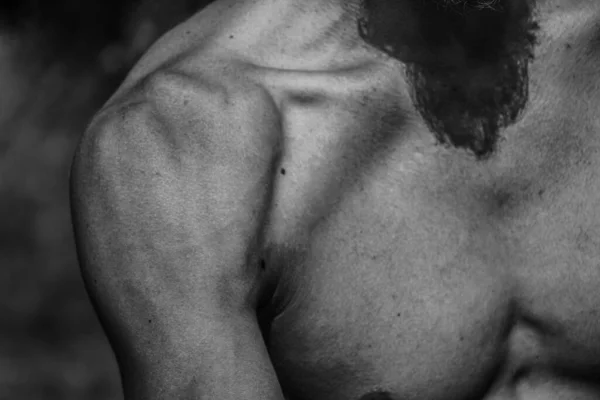 Torso Masculino Ombligo Pecho Hombros Primer Plano Imagen Blanco Negro — Foto de Stock