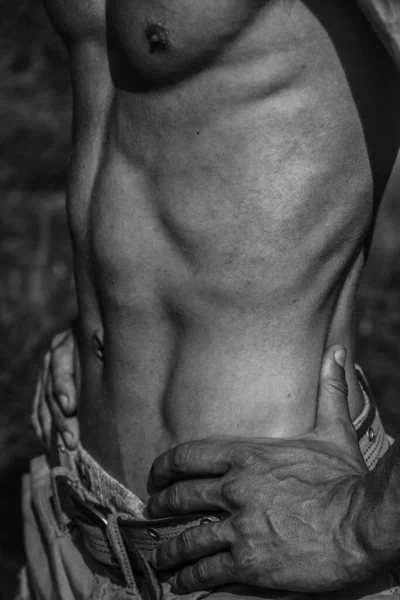Mužské Trup Hrudní Břicho Ramena Zblízka Černobílý Obraz Svalnatého Muže — Stock fotografie