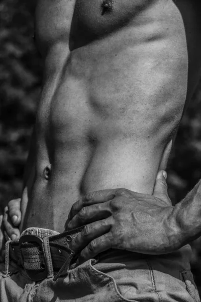 Torso Masculino Ombligo Pecho Hombros Primer Plano Imagen Blanco Negro — Foto de Stock