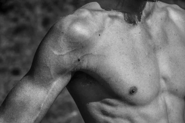 Männlicher Oberkörper Brustbauch Schultern Nahaufnahme Schwarz Weiß Bild Eines Muskulösen — Stockfoto