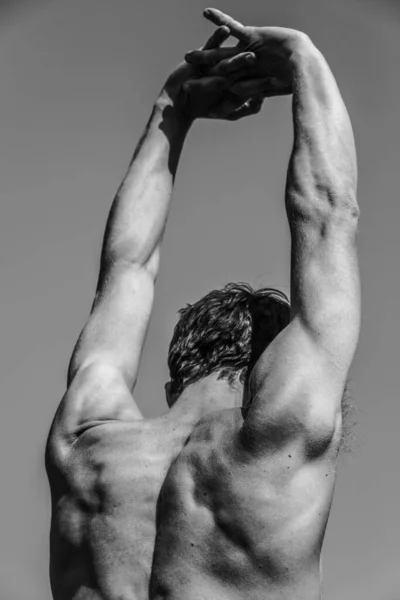Männliche Hände Nahaufnahme Schwarz Weiß Bild Eines Muskulösen Mannes Athletischer — Stockfoto