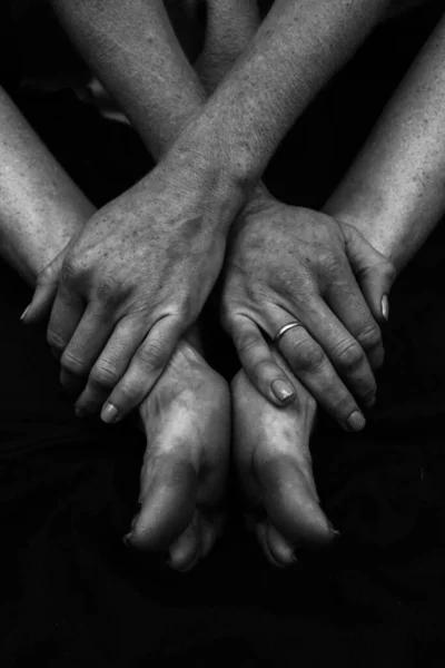Vrouwelijke Benen Handen Mooie Voeten Handpalmen Een Zwarte Achtergrond Close — Stockfoto