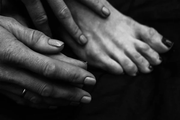 Pernas Femininas Mãos Belos Pés Palmas Fundo Preto Close Fotografia — Fotografia de Stock