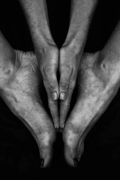 Kobiece Nogi Ręce Piękne Stopy Dłonie Czarnym Tle Zbliżenie Czarno — Zdjęcie stockowe