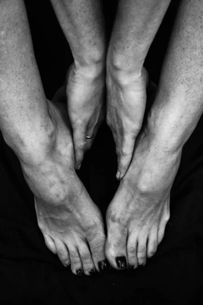 Gambe Femminili Mani Bei Piedi Palme Uno Sfondo Nero Primo — Foto Stock