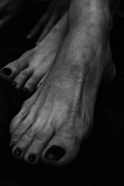 Женские Ноги Руки Красивые Ноги Ладони Черном Фоне Крупным Планом — стоковое фото