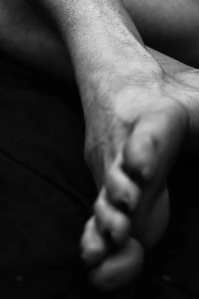 Kobiece Nogi Ręce Piękne Stopy Dłonie Czarnym Tle Zbliżenie Czarno — Zdjęcie stockowe