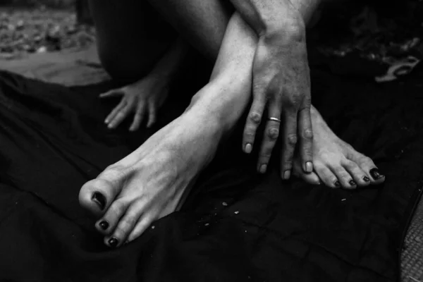 Женские Ноги Руки Красивые Ноги Ладони Черном Фоне Крупным Планом — стоковое фото