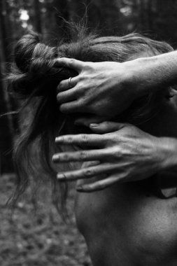 Güzel bir kadının çıplak bir vücudun arka planında, arka omuzlarında, basit ve doğal bir pozda siyah beyaz bir fotoğrafının zarif pozu..