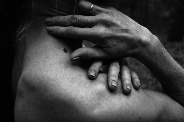 Close Pose Graciosa Mãos Uma Bela Mulher Foto Preto Branco — Fotografia de Stock