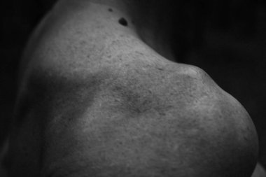 Güzel bir kadın köprücük kemiği boyun siyah beyaz fotoğraf kabartmalı atletik vücut, doğal ışık. yakın plan, cilt özellikleri, çiller