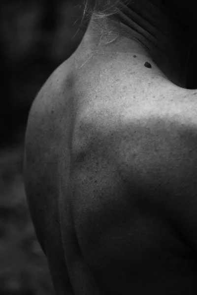 特写优美的女性裸体背姿势 漂亮的运动女性身体 突出的肌肉 黑白照片 自然光 — 图库照片