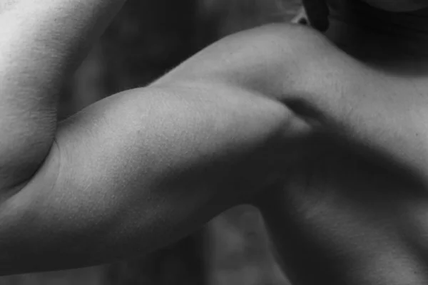 Jonge Mooie Gespierde Sterke Vrouw Biceps Arm Elleboog Zwart Wit — Stockfoto