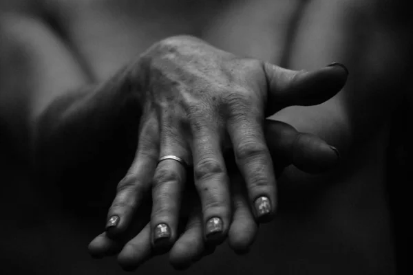 Close Pose Graciosa Mãos Uma Bela Mulher Foto Preto Branco — Fotografia de Stock