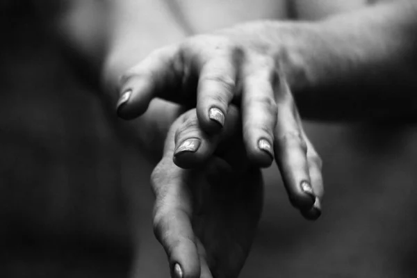 Zbliżenie Wdziękiem Pozować Piękne Ręce Kobiety Czarno Białe Zdjęcie Tle — Zdjęcie stockowe