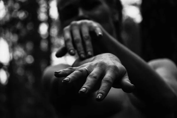 Primo Piano Posa Aggraziata Delle Mani Una Bella Donna Foto — Foto Stock