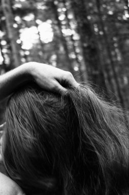 Güzel bir kadının çıplak bir vücudun arka planında, arka omuzlarında, basit ve doğal bir pozda siyah beyaz bir fotoğrafının zarif pozu..