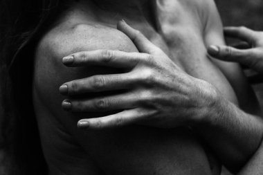 Güzel bir kadının çıplak bir vücudun arka planında, arka omuzlarında, basit ve doğal bir pozda siyah beyaz bir fotoğrafının zarif pozu..