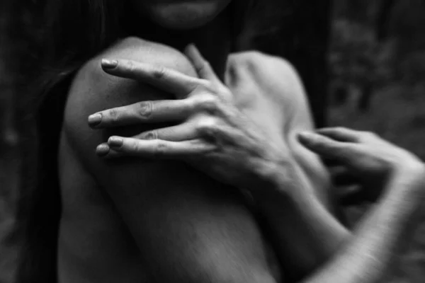 美しい女性の手の黒と白の写真のクローズアップ優雅なポーズ 裸の体の背景に 背中の肩 シンプルで自然なポーズ — ストック写真