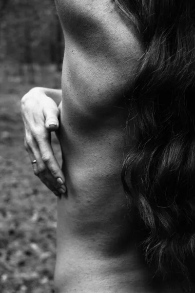 Güzel Bir Kadının Çıplak Bir Vücudun Arka Planında Arka Omuzlarında — Stok fotoğraf