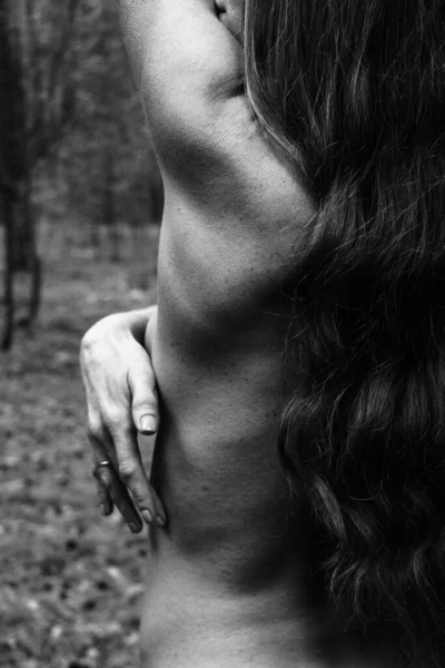特写优美的姿势 一个漂亮女人的手黑色和白色的照片 背景是一个赤裸的身体 背肩膀 质朴而自然的姿势 — 图库照片