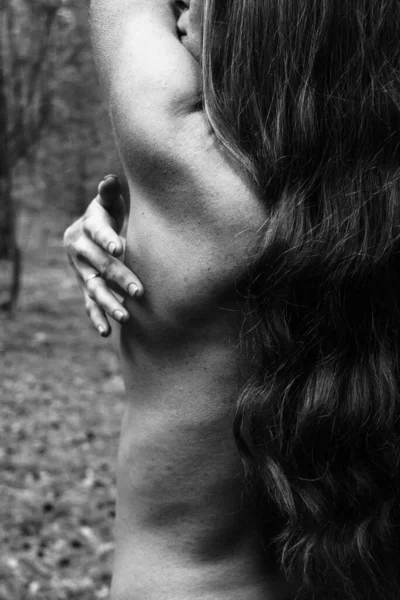 Крупным Планом Изящная Поза Рук Красивой Женщины Черно Белая Фотография — стоковое фото