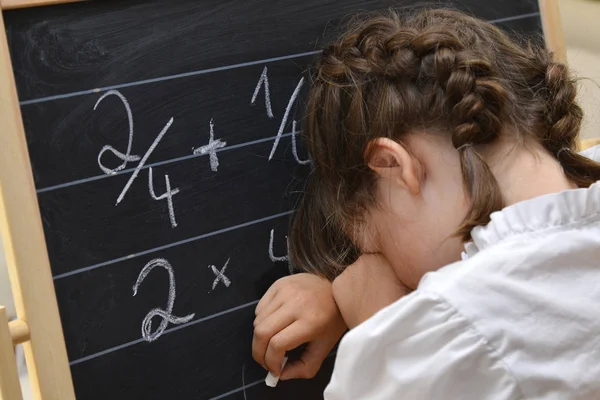 Çaresiz kız infront-yazı tahtası