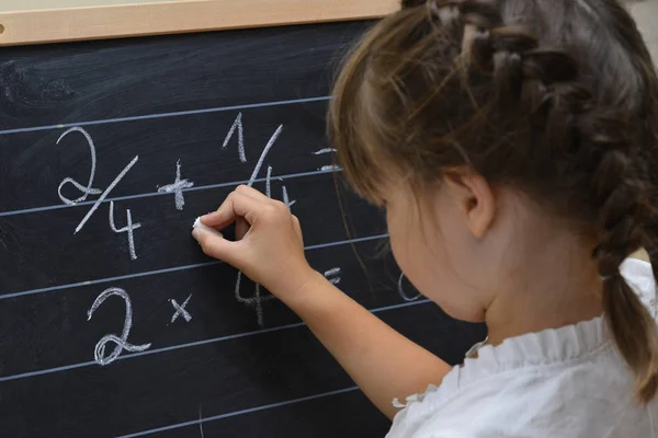 Kız öğrenci infront-yazı tahtası