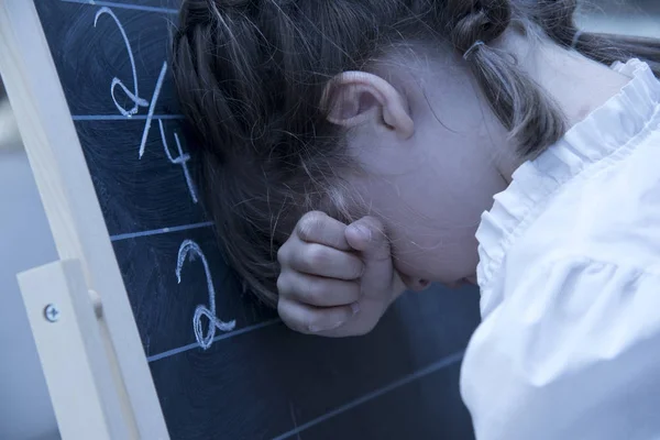 Çaresiz çocuk infront-yazı tahtası