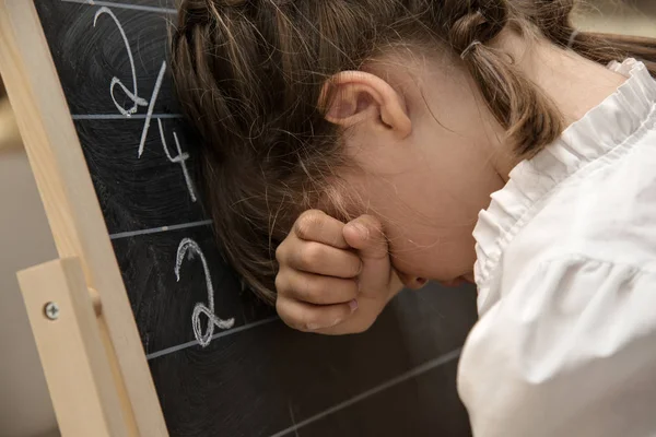 Çaresiz çocuk infront-yazı tahtası