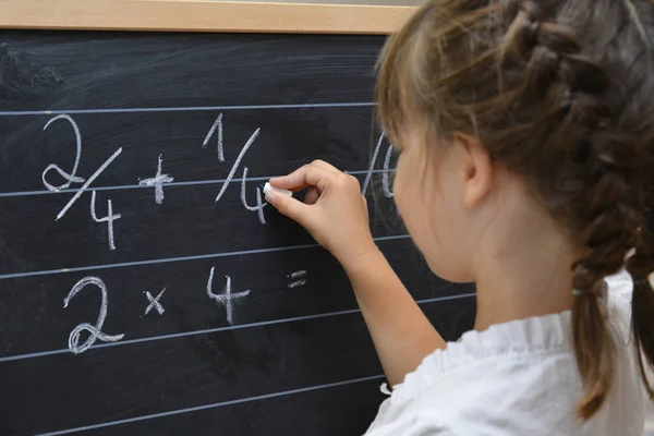 Schoolmeisje Infront Van Blackboard — Stockfoto