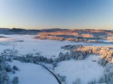 Taze kar güzel sabah peyzaj herif. Kış Harikalar Diyarı.