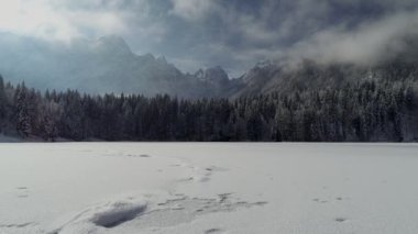 Donmuş göl Fuzine hava görünümünü. Lago di fuzine İtalya. Uzak mesafe Alps görebilirsiniz.