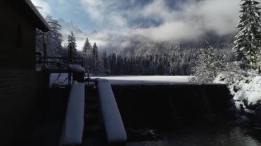 Donmuş göl Fuzine hava görünümünü. Lago di fuzine İtalya. Uzak mesafe Alps görebilirsiniz.