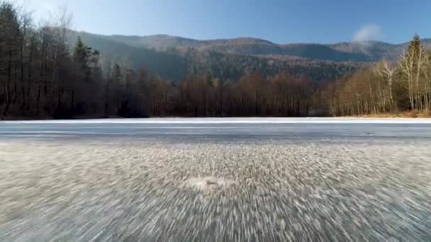 低空飞行在冰封的湖面上 — 图库视频影像