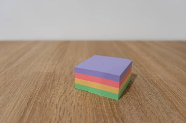 Ahşap masa üzerinde izole yapışkan notlar paketi