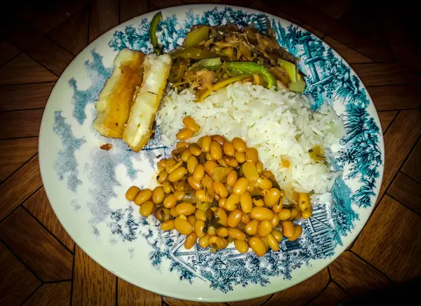 Arroz con frijoles y carne en un plato elegante . — Foto de Stock