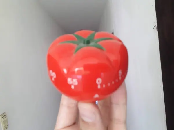 Pomodoro-timer - mechanische tomaat vormige keuken timer voor koken of studeren. — Stockfoto