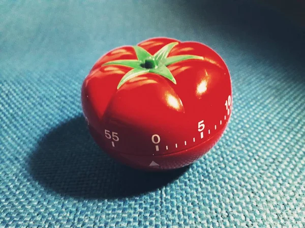 Pomodoro časovač - mechanické rajče tvaru kuchyňský časovač pro vaření nebo studium. — Stock fotografie