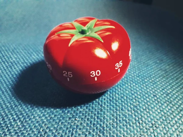 Pomodoro timer - mechanische tomatenförmige Küchenuhr zum Kochen oder Studieren. — Stockfoto