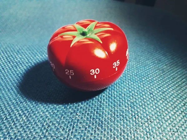 Pomodoro časovač - mechanické rajče tvaru kuchyňský časovač pro vaření nebo studium. — Stock fotografie