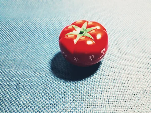 Pomodoro timer - mechanische tomatenförmige Küchenuhr zum Kochen oder Studieren. — Stockfoto