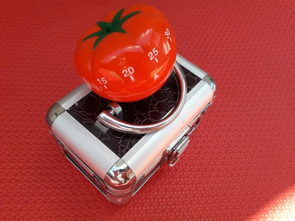 Minuterie Pomodoro - minuterie de cuisine mécanique en forme de tomate pour la cuisine ou l'étude . — Photo