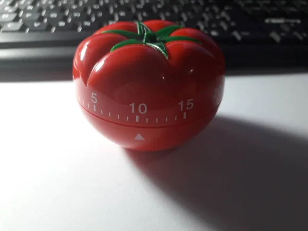 Timer Pomodoro - timer meccanico da cucina a forma di pomodoro per cucinare o studiare . — Foto Stock